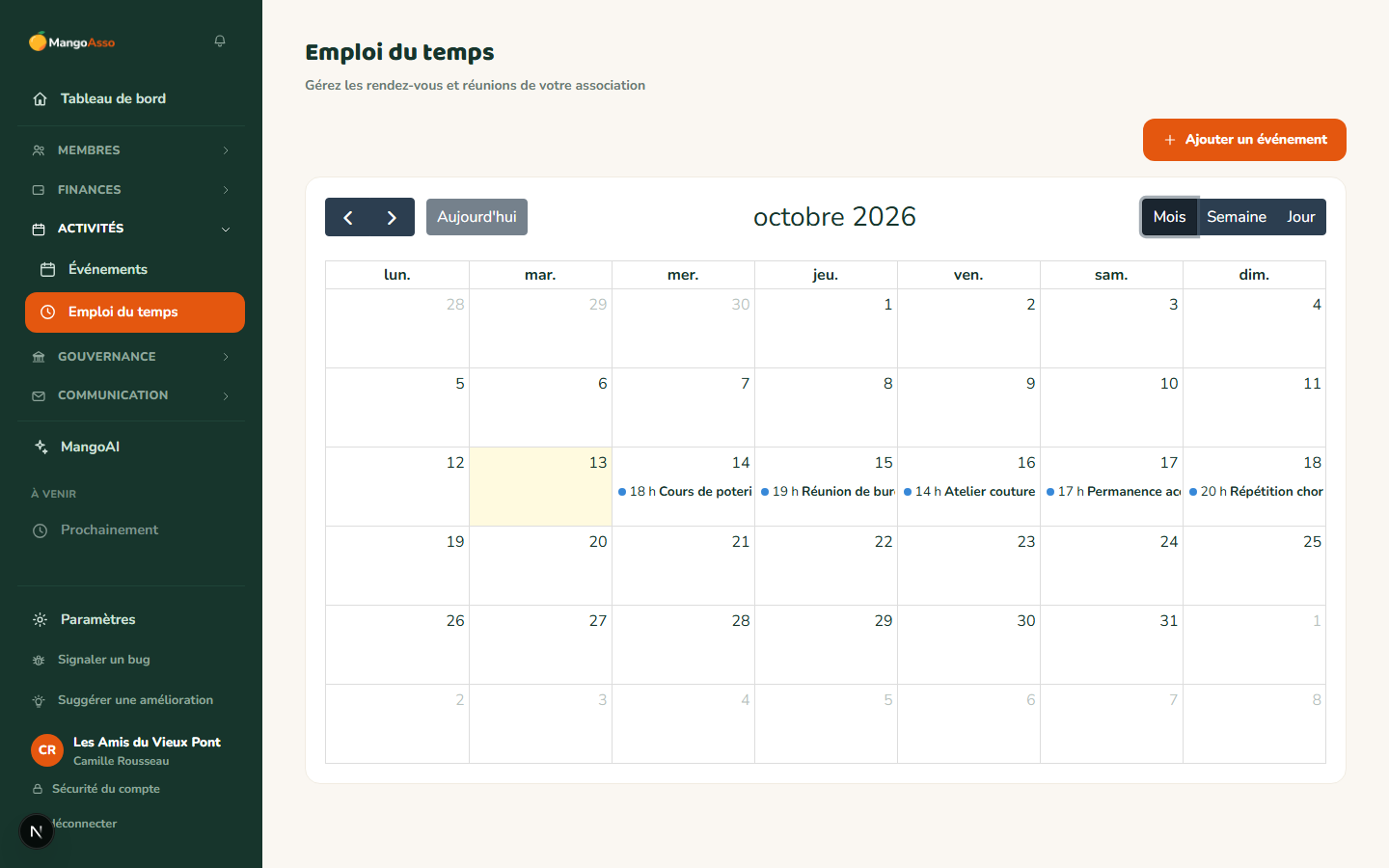 Vue mensuelle de l'emploi du temps dans MangoAsso, avec les créneaux de la semaine